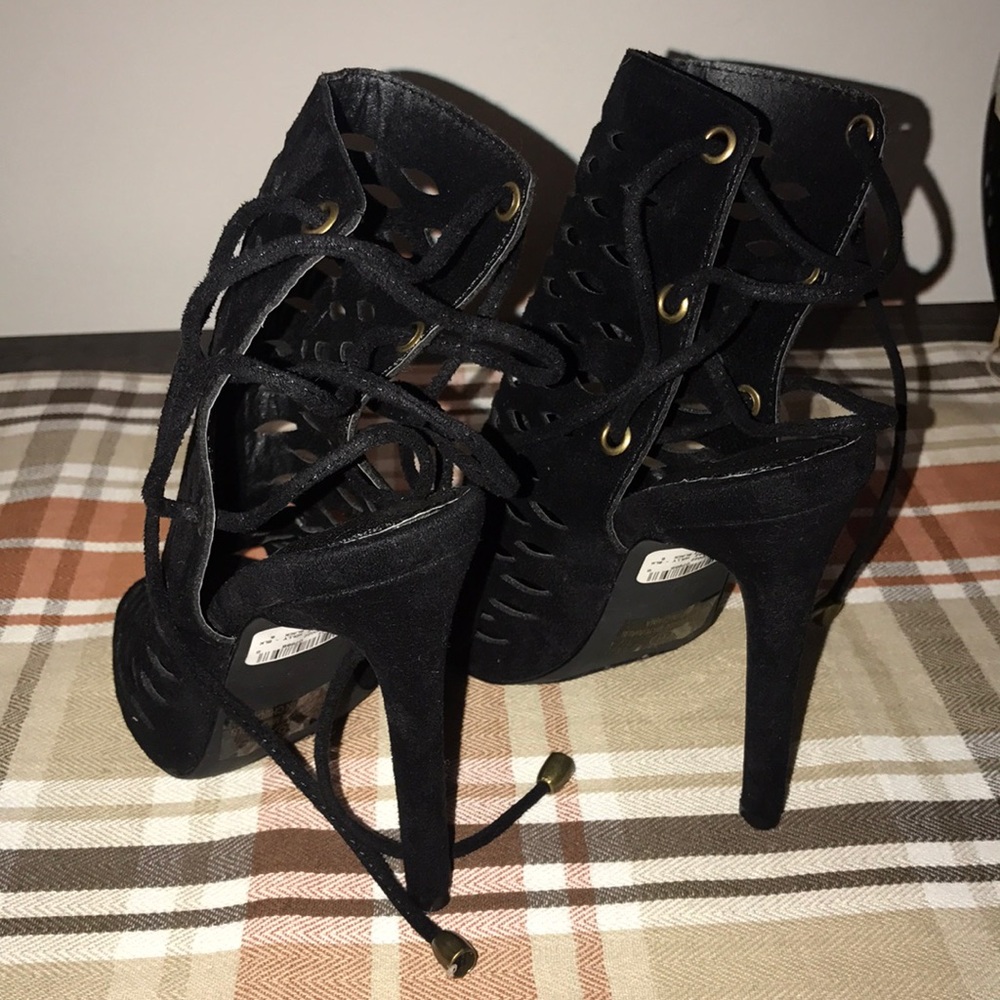 Heels - Picture 2 of 3